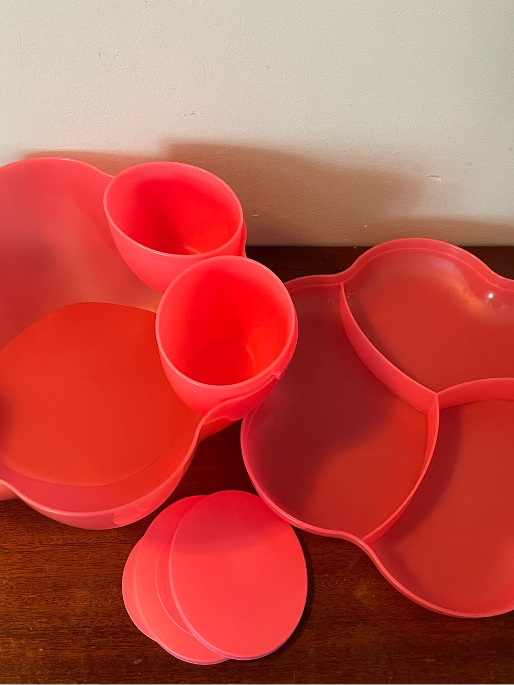 Tupperware Red-Pink Multi-Section Flower Snack Bowl Set with Dip Cups - Picture 2 of 4